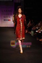 Model walks the ramp for Krishna Mehta Show at Lakme Winter fashion week day 1 on 17th Sept 2010 (36).JPG